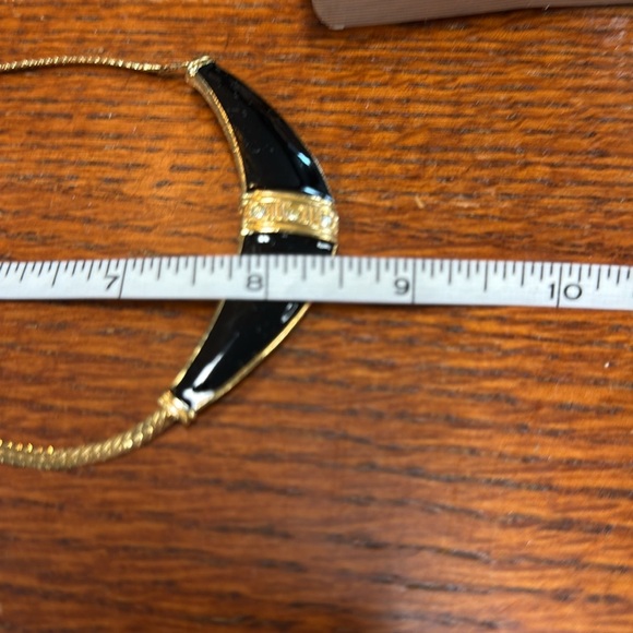 Avon “Golden Accent” Crescent Necklace with Delicate Chain vintage 1988 NIB - Picture 7 of 7